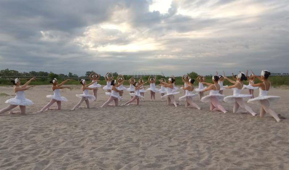 Bailarinas presentaraacuten ldquoEl lago de los cisnesrdquo en el Teatro 25 de Mayo