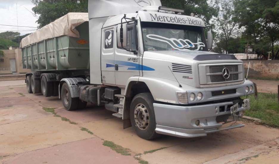 Camionero evadioacute tres controles a toda velocidad y se detuvo al chocar un auto estacionado