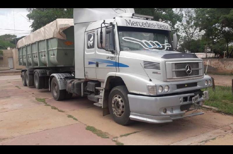 Camionero evadioacute tres controles a toda velocidad y se detuvo al chocar un auto estacionado