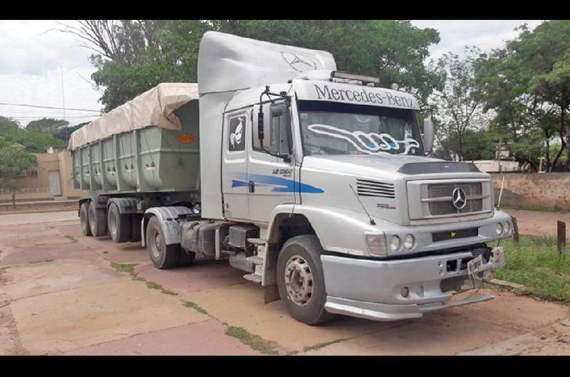 Un camionero evadioacute dos controles policiales  y casi ocasiona tragedia