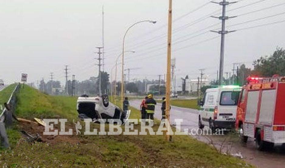 El automóvil volcó tras impactar contra uno de los guardarail de la autopista