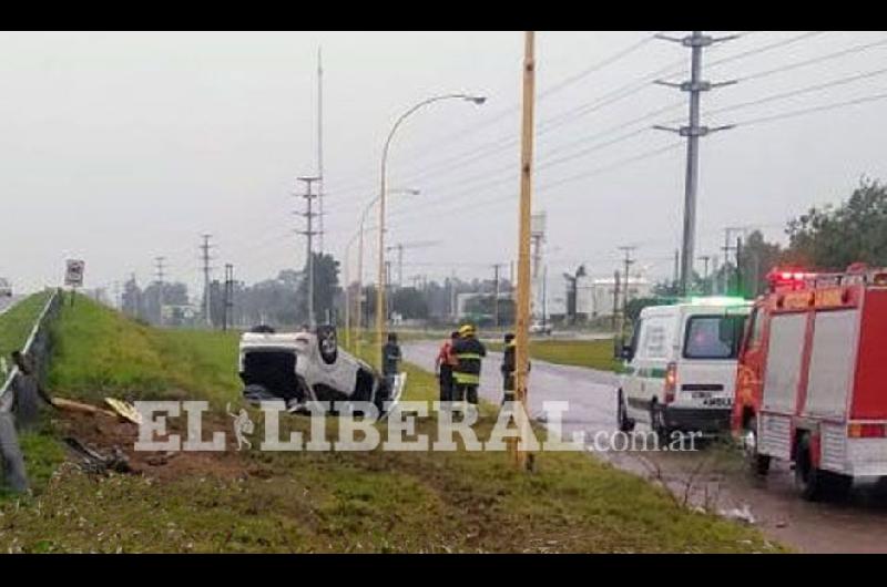 El automóvil volcó tras impactar contra uno de los guardarail de la autopista