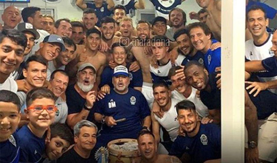 Maradona festejoacute en el vestuario con ldquoel mejor bombo del mundordquo