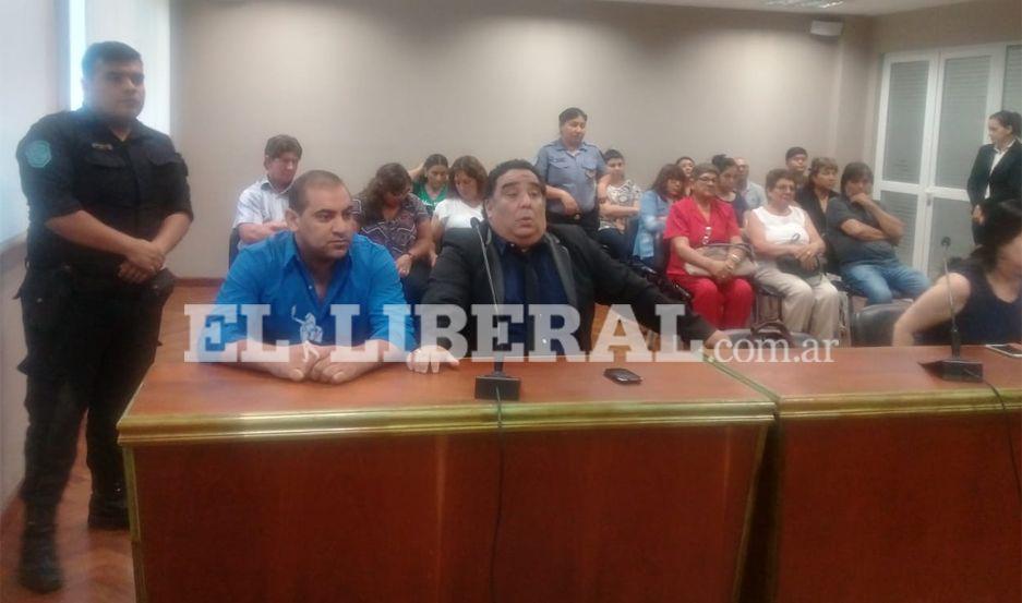 El acusado Ivn Negro de Victoriano Navarro junto a su abogado defensor Dr Juan José Saín