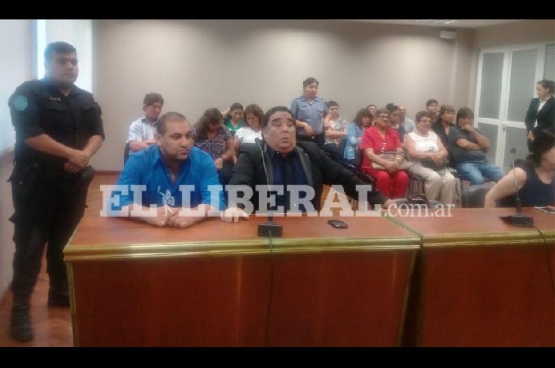 El acusado Iv�n Negro de Victoriano Navarro junto a su abogado defensor Dr Juan José Saín