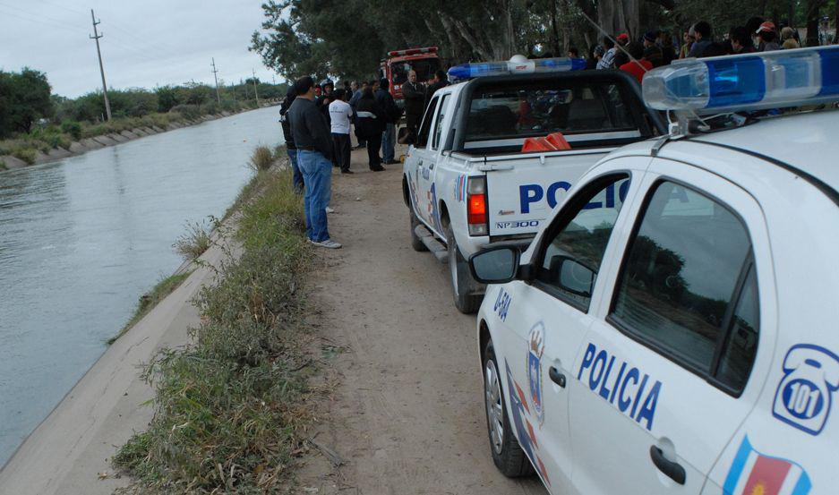 Hallan cadaacutever de una mujer flotando en el canal revestido y descubren que teniacutea golpes en el rostro