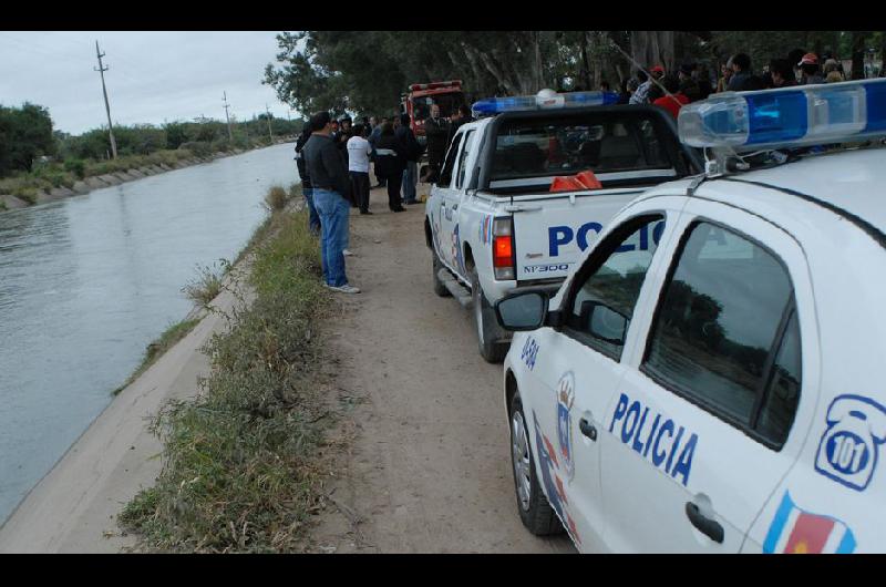 Hallan cadaacutever de una mujer flotando en el canal revestido y descubren que teniacutea golpes en el rostro