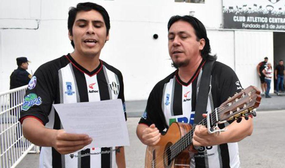 FANÁTICO Claudio Acosta junto a su hijo cantando la chacarera de Central en el barrio Oeste
