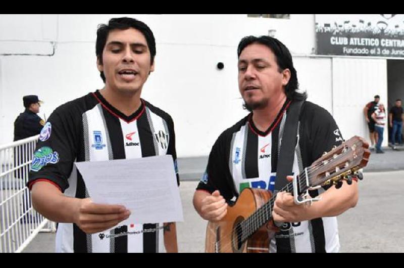 FANÁTICO Claudio Acosta junto a su hijo cantando la chacarera de Central en el barrio Oeste
