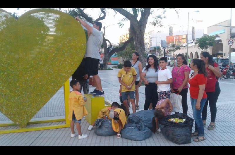 Recolectaron maacutes de 60 kilos de tapitas para ser enviadas al Garrahan