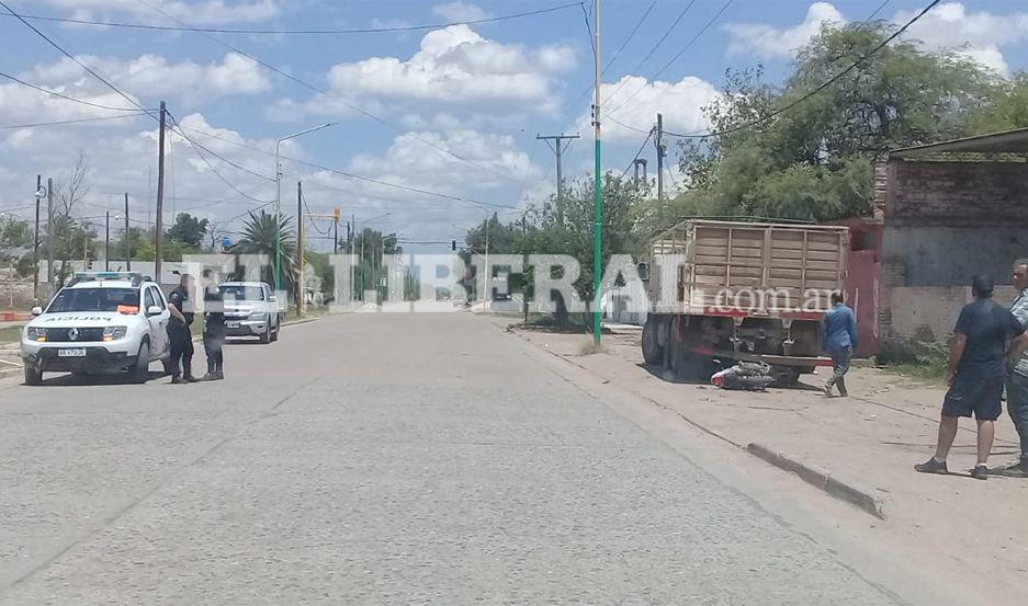 La moto terminó incrustada debajo de un camión