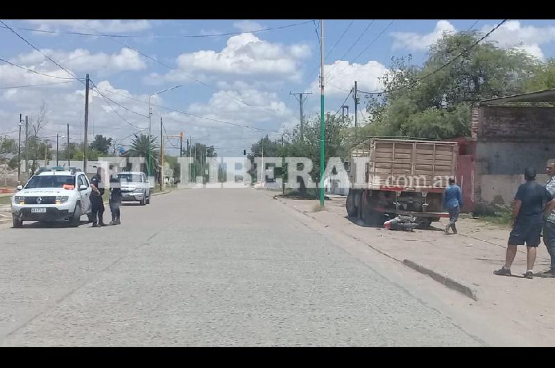 La moto terminó incrustada debajo de un camión