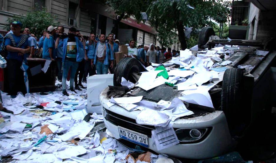 Una dura interna gremial en la UTA provocoacute destrozos y ocho heridos uno de ellos grave