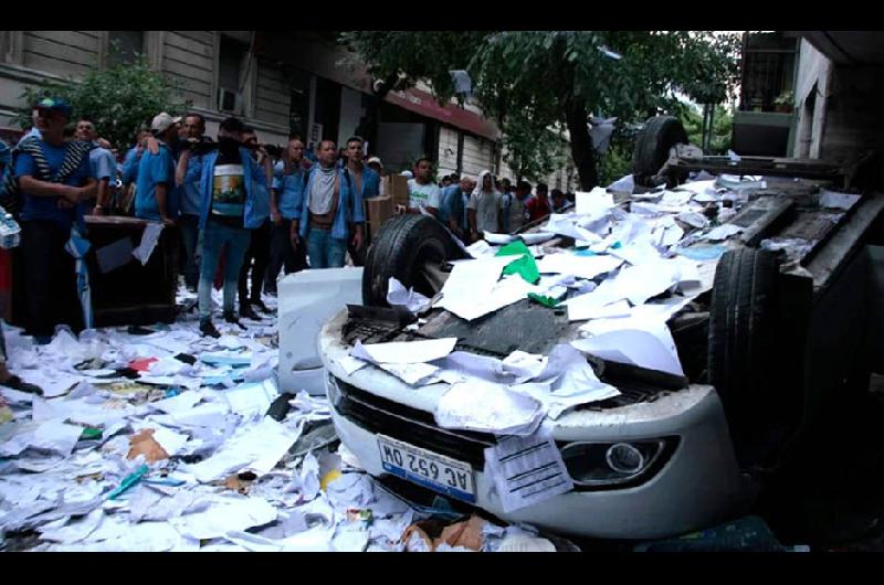 Una dura interna gremial en la UTA provocoacute destrozos y ocho heridos uno de ellos grave