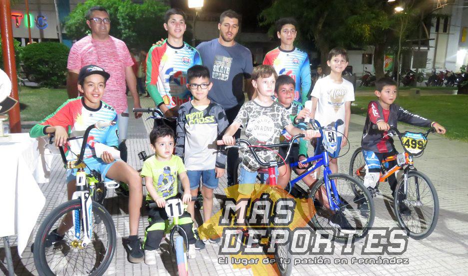 ldquoBikersrdquo realizaron una exhibicioacuten en una plaza de la ciudad de Fernaacutendez