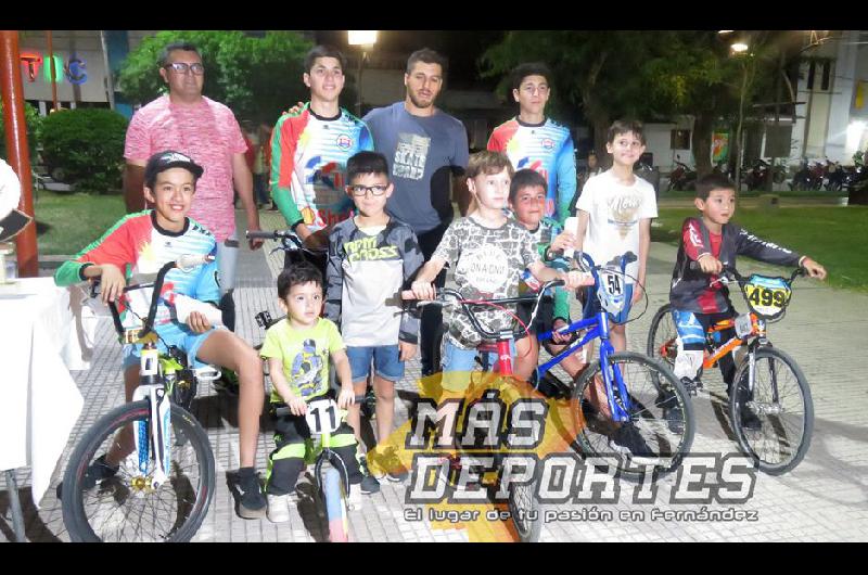 ldquoBikersrdquo realizaron una exhibicioacuten en una plaza de la ciudad de Fernaacutendez