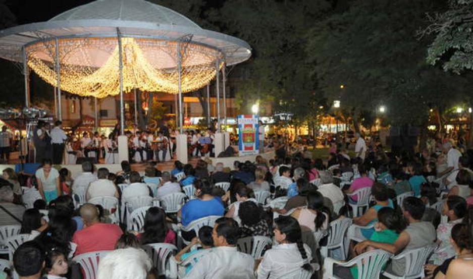 La retreta de la plaza Libertad albergar nuevamente a cantantes y músicos santiagueños