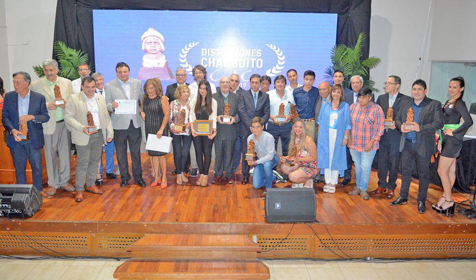 Al final de la ceremonia todos los galardonados junto con miembros del Cyac y funcionarios compartieron el escenario central