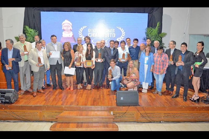 Al final de la ceremonia todos los galardonados junto con miembros del Cyac y funcionarios compartieron el escenario central