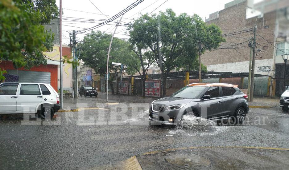 Tras soportar una teacutermica de 48deg llegoacute la lluvia para alivio de los santiaguentildeos