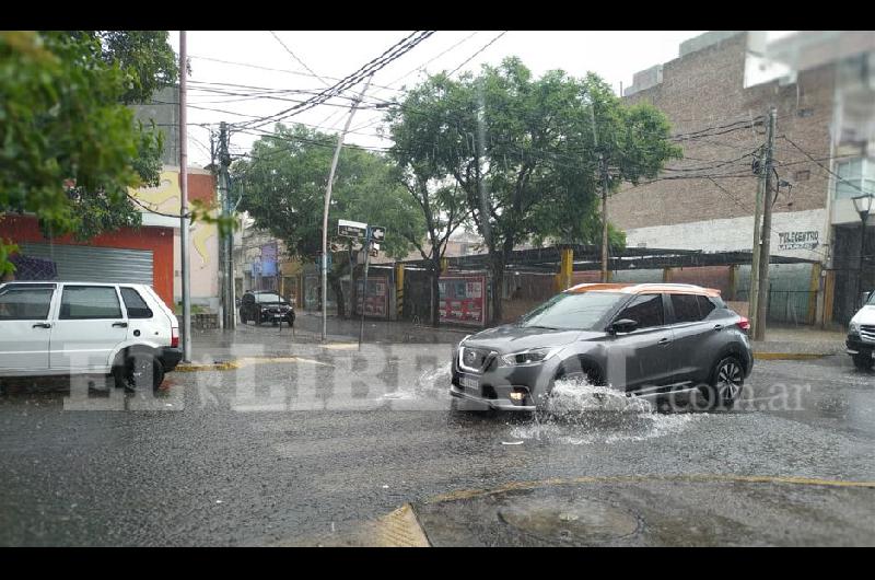 Tras soportar una teacutermica de 48deg llegoacute la lluvia para alivio de los santiaguentildeos