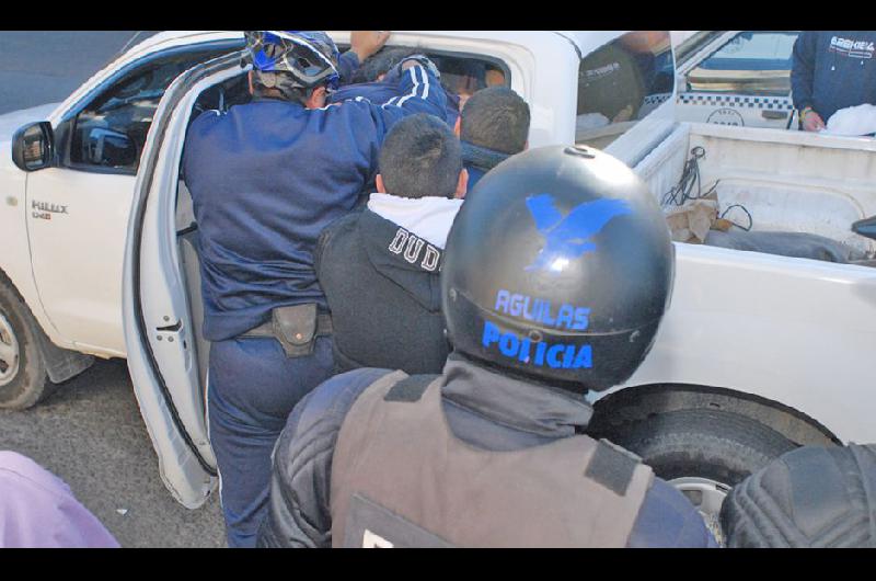 PRESOS La policía logró apresar a los atacantes quienes quedaron tras las rejas 
