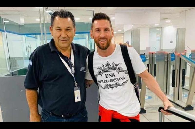 Lionel se tomó el tiempo para sacarse fotos con sus fans en el aeropuerto de Rosario