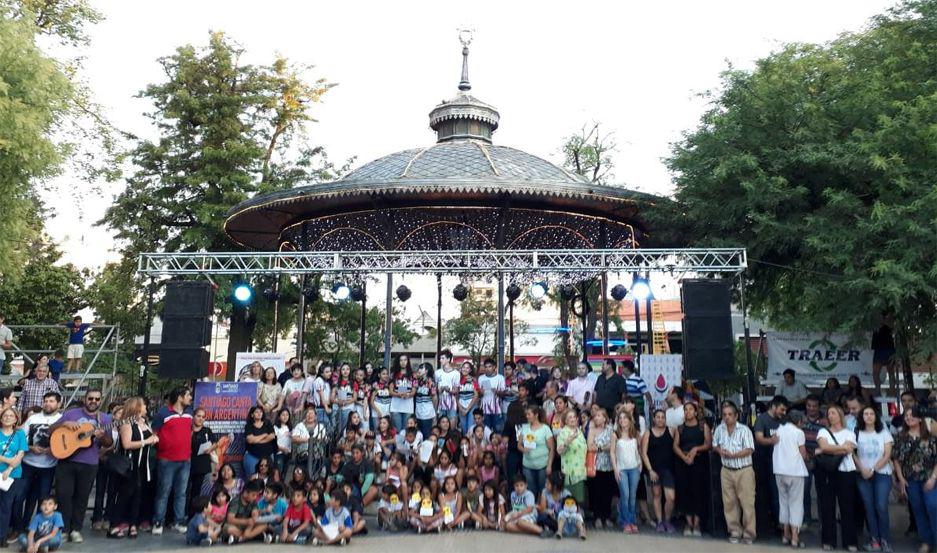 Imaacutegenes y video  El canto solidario reunioacute a un gran marco de puacuteblico en la plaza Libertad