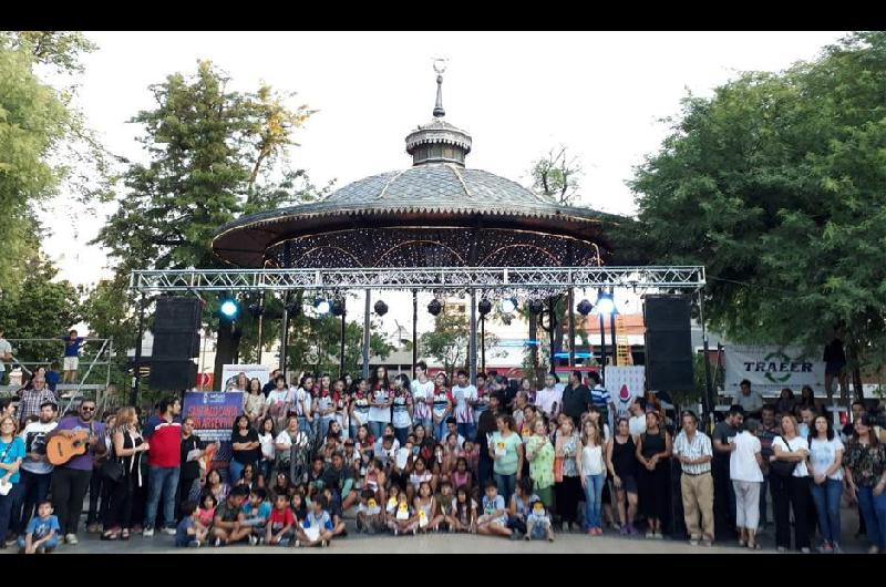 Imaacutegenes y video  El canto solidario reunioacute a un gran marco de puacuteblico en la plaza Libertad