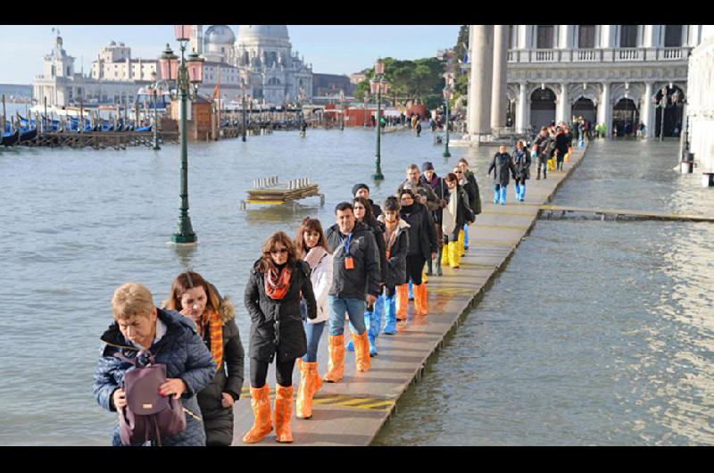 El agua volvioacute a subir en Venecia y con ello el drama