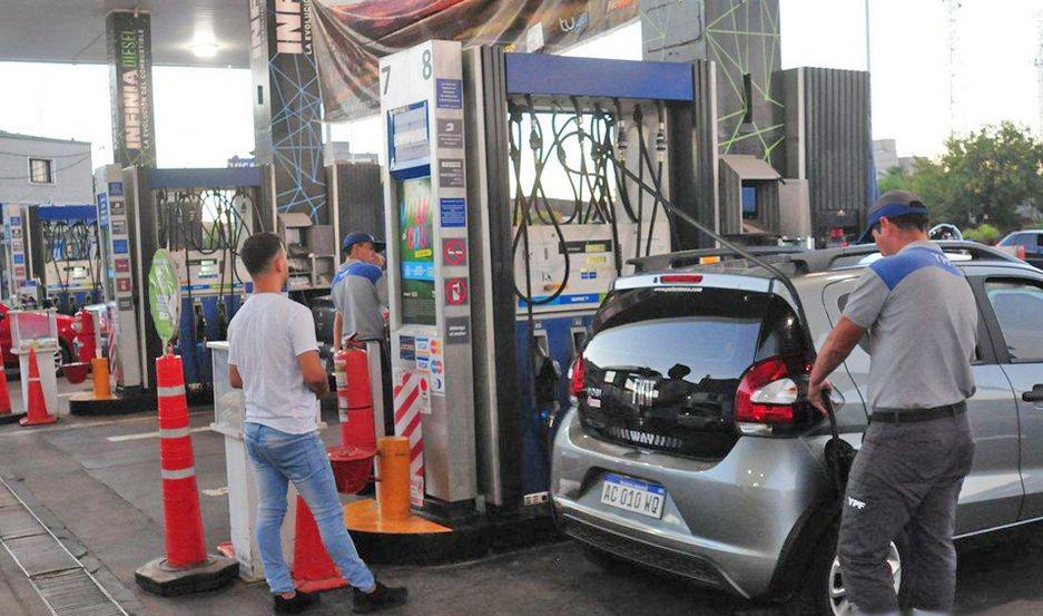 Estiman que petroleras tomaraacuten el doacutelar oficial para fijar los precios