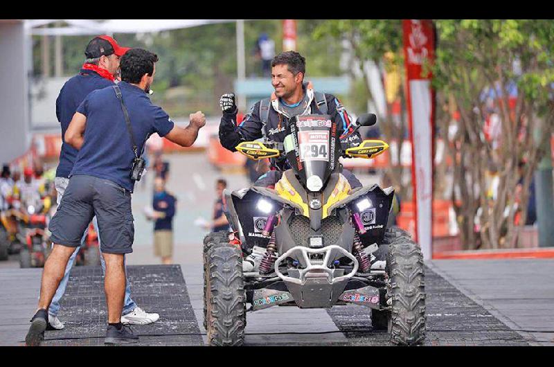 Santiago tendraacute a  un piloto en el Dakar