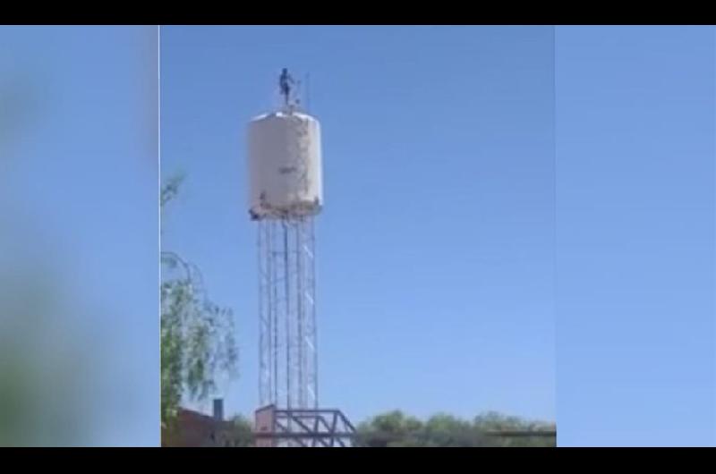 El hombre permaneció varios minutos sobre en tanque de agua de la escuela