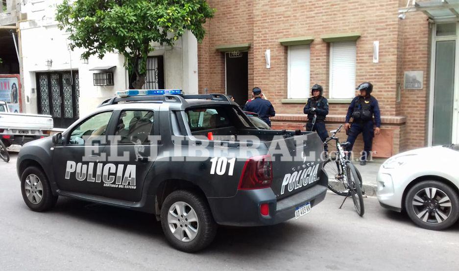 Numerosos efectivos policiales se hicieron presentes ante los llamados desesperados que hacían las víctimas