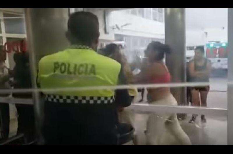 VIDEO  Personal del hospital Padilla de Tucumaacuten fue agredido por familiares de pacientes