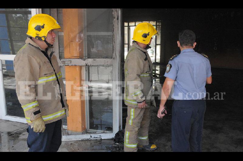 Los bomberos trabajaron arduamente para sofocar el incendio