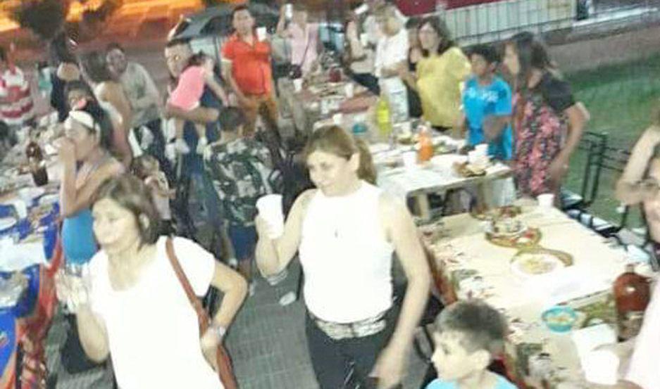 La cena comunitaria se realizó en la plaza del frente de la parroquia del barrio Mosconi