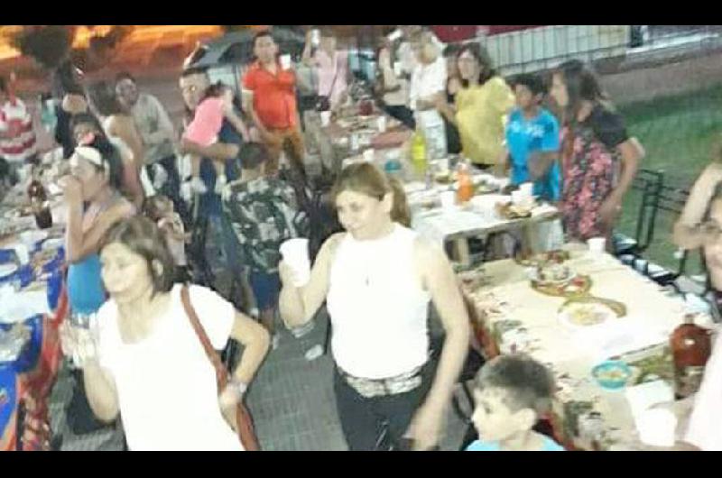 La cena comunitaria se realizó en la plaza del frente de la parroquia del barrio Mosconi