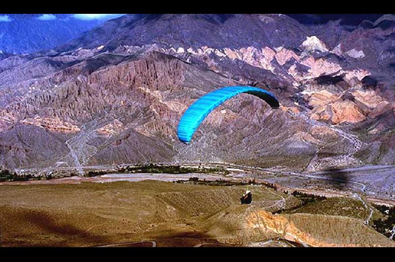 Un turista murioacute mientras volaba en parapente