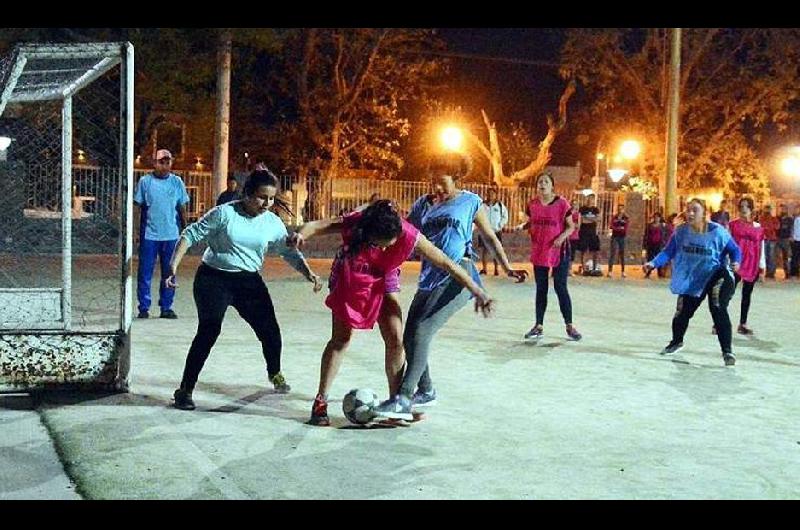 Hoy es la Fiesta Anual de Fuacutetbol Femenino en el Patinoacutedromo