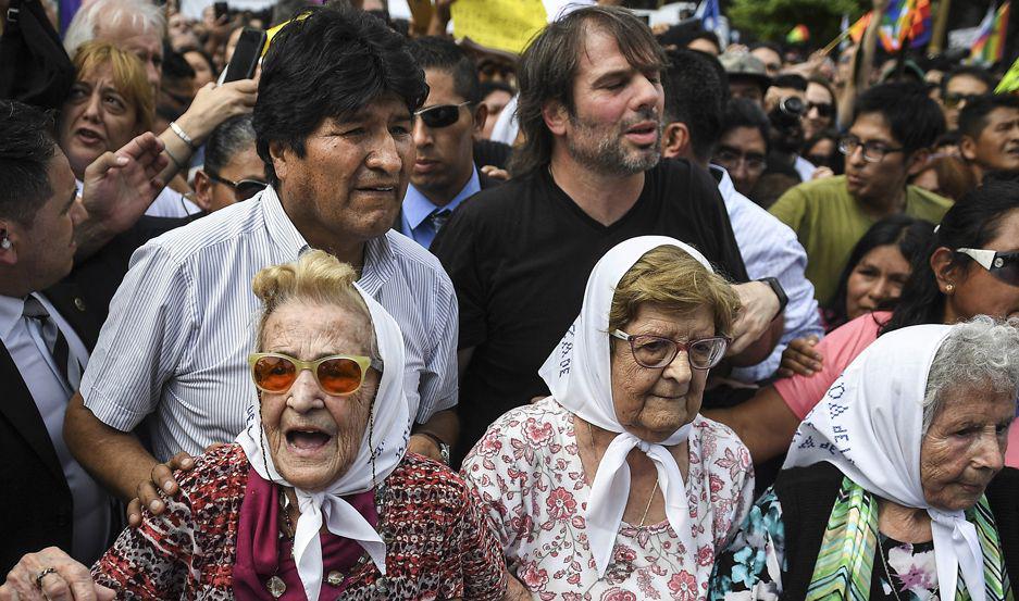 CAÓTICO Evo intentó caminar en torno a la Pir�mide para cumplir el ritual de las Madres pero el desbordante entusiasmo de la gente se lo impidió 
