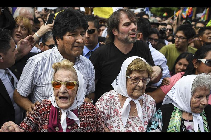 CAÓTICO Evo intentó caminar en torno a la Pir�mide para cumplir el ritual de las Madres pero el desbordante entusiasmo de la gente se lo impidió 
