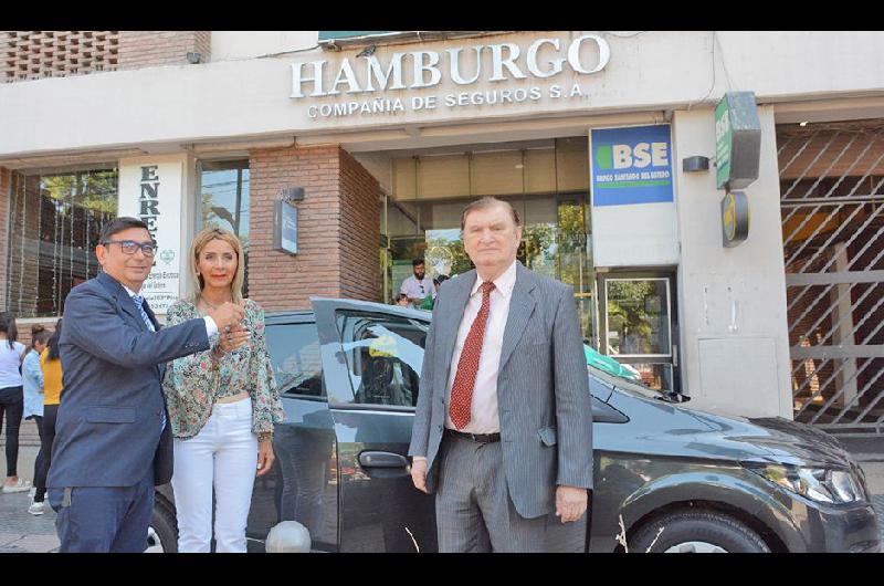 PREMIO La feliz ganadora recibió las llaves de su automóvil 0 km de manos del gerente comercial de la empresa
