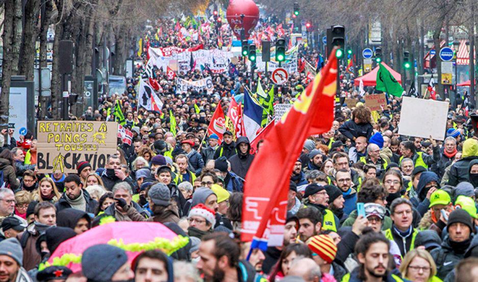 Miles de ldquochalecos amarillosrdquo salieron a protestar en Pariacutes