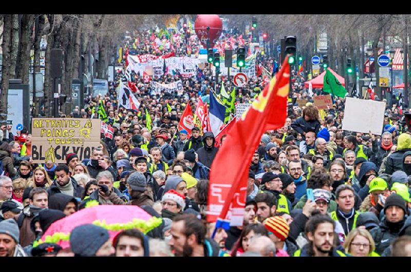 Miles de ldquochalecos amarillosrdquo salieron a protestar en Pariacutes