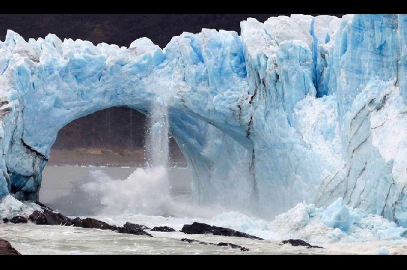 VIDEO  Se cayoacute el puente de hielo del glaciar Perito Moreno