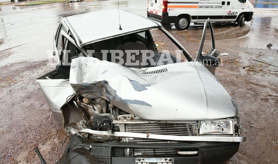 El chofer del auto resultó con heridas producto de la colisión