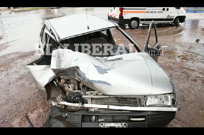 El chofer del auto resultó con heridas producto de la colisión