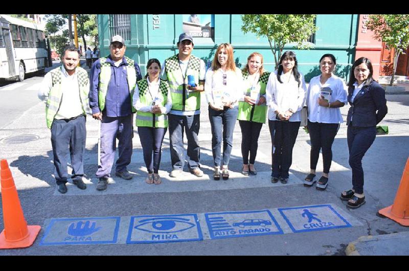 Sendas peatonales con pictogramas para personas con autismo