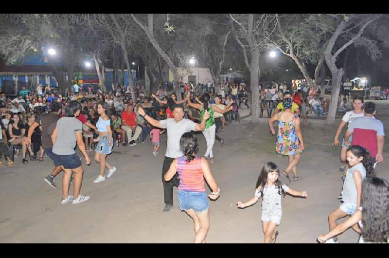 Una multitud acompantildeoacute ldquoLas Noches de Pentildeasrdquo en la ciudad de Antildeatuya